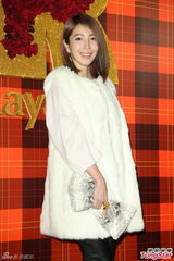 组图：黄小柔出嫁盼造人 穿低胸婚纱挽老公亮相