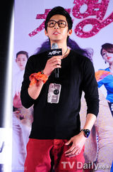 组图：韩片《车刑警》首映演唱会ULALASESSION捧场