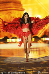 组图:维密年度大秀开幕泰勒献唱 众超模T台斗艳