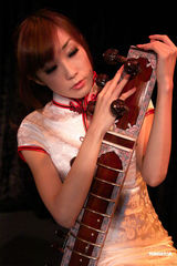 组图：西田惠里奈性感红裙拜年 安慰导演魏德圣