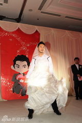 组图：沙溢穿婚纱变疯狂“新娘” 热舞连拍三十张