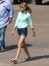 组图：泰勒空中弹跳孩子气 蓝色短裙修长美腿