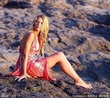 组图：莱弗利海滩漫步清凉秀美腿 蝴蝶纹身性感曝光