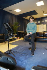 组图：李健上海演唱会彩排 戴墨镜深情演唱