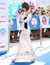 组图：神话李孝利等亮相20代选择颁奖礼蓝地毯