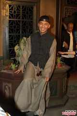 组图：吴孟达片场披头散发 与钟汉良鬼马搞怪