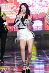 组图：韩女团舞台装尺度无下限 薄纱透视露底