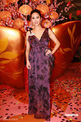 幻灯图集：熊黛林华美礼服亮相 表演优美花灯舞 