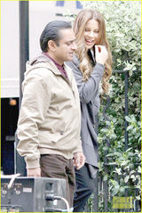 组图：凯蒂-贝金赛尔新片伦敦热拍 片场傻笑