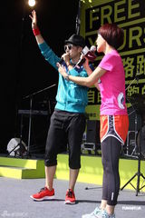 组图：张惠妹运动装亮相 为跑步活动站台