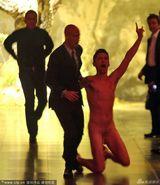 组图：米兰男装周现裸奔男 被保安追赶四处逃窜