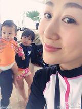 组图：陈浩民爱妻带一双儿女游泳 被赞怪力妈妈