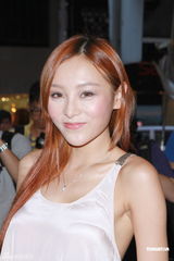 组图：《一路向西》街头宣传 何佩瑜背心上阵