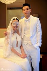 组图：郑希怡泰国结婚激吻老公 闺蜜亲密吻面