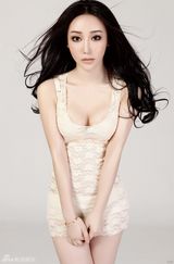 组图：王子其蕾丝装性感代言 火爆身材添神秘感