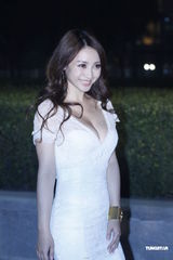 组图：李湘火红裙看秀 柳岩酥胸半露呼之欲出