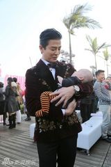 组图：陈晓东梁咏琪同台获奖 抱BABY领奖被催相亲