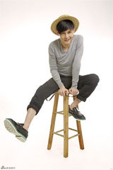 组图：尹正春日嬉皮写真鬼马表情玩复古