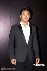 组图：韩庚帅气出席颁奖礼 现场热舞俊逸非凡