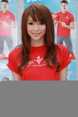 组图：官恩娜否认被林峰摸胸 澄清与旧爱复合