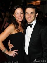 组图：安妮斯顿助阵导演工会奖 黑裙携男友秀恩爱