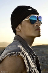 组图：何晟铭敦煌写真  沙漠行者狂野豪迈