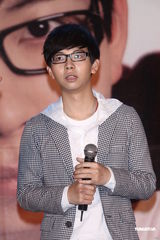 组图：胡夏趁胜追击推新辑 戴爱玲为其发片站台