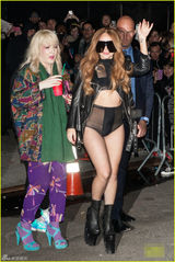 组图：Gaga巨型墨镜遮面 穿透视装见肉色丁字裤