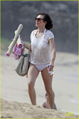 组图：米拉海边度假秀好身材 女儿埃弗娇俏可爱