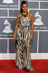 高清组图：格莱美红毯梅兰妮-菲奥娜抹胸裙亮相