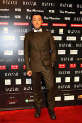 组图：佟大为帅气礼服亮相红毯 军装风显霸气