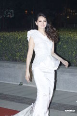 组图：李湘火红裙看秀 柳岩酥胸半露呼之欲出