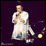 组图：陈奕迅香港开唱变复古潮人