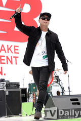 组图：f(x)宋茜等助阵马拉松 运动服展青春活力