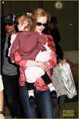 组图：妮可基德曼全家温馨 两个女儿美丽可爱