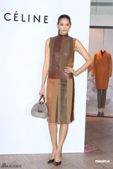 组图：王菲全黑套装亮相台北 十分钟快闪离场