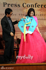 组图：《杨贵妃》釜山发布会 范冰冰粉裙抢眼