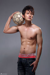 组图：人气偶像徐正曦登时尚杂志 展阳光帅气面