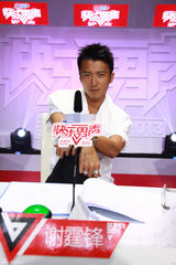 组图：谢霆锋坐镇快男广州 颠覆冷酷形象变温情