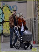 组图：夏奇拉皮克全家福首曝光 爱子萌态可掬