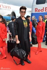 组图：兰伯特维也纳献唱 孔雀装妖娆异域风情