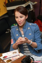 组图：李玟商台宣传新碟 收录结婚歌送歌迷