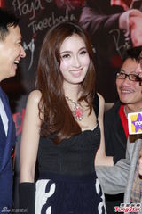 组图：张家辉不排斥床战Poy 亲自带老婆看片