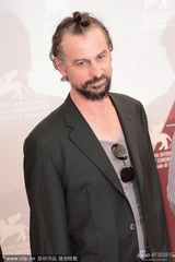 组图：威尼斯重启未来发布会 导演园子温亮相