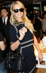 组图：帕丽斯-希尔顿上海购物频频换装