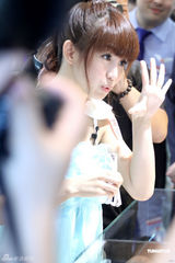 高清图：瑶瑶收起性感清纯亮相 吊带衫清丽可人