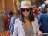 组图：蒋勤勤国外拍大片 穿潮装菜市数零钱
