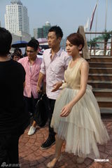 组图：杨丞琳游艇上宣传新碟 粉嫩装扮如甜美公主