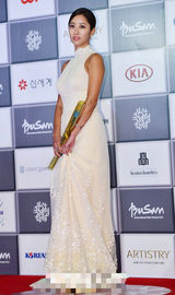 组图：全慧彬着白色连衣长裙亮相 显皮肤黝黑