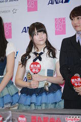 AKB48姐妹团旋风袭港 甜笑击掌粉丝乐翻天